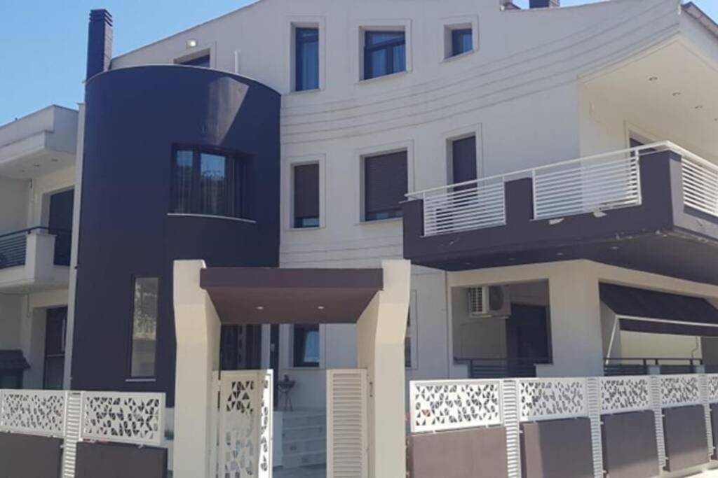 Aretoysa Center Luxury Suites 2 Nea Peramos  Exterior photo